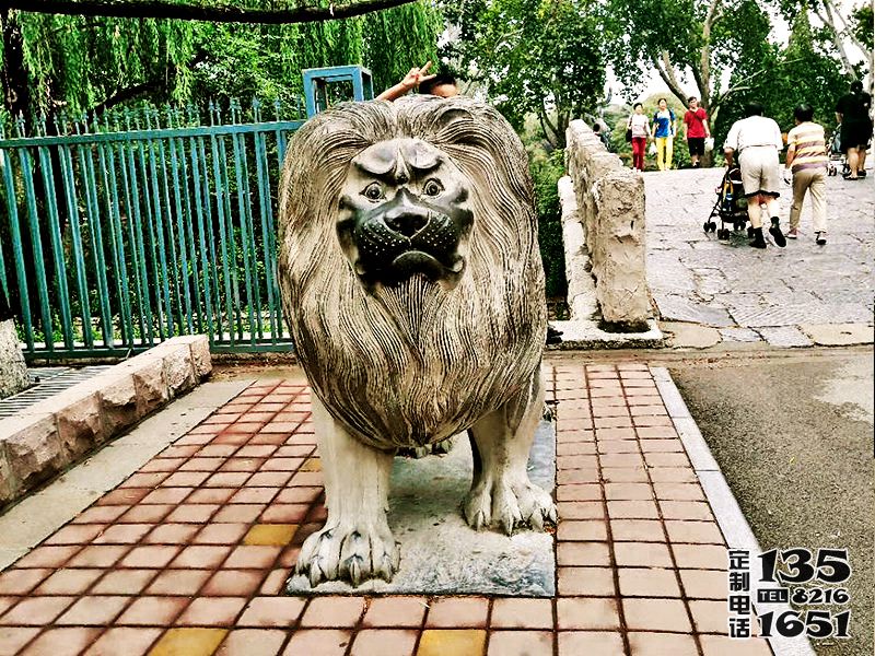 大型戶外街道玻璃鋼創(chuàng)意行走的仿真動物獅子雕塑