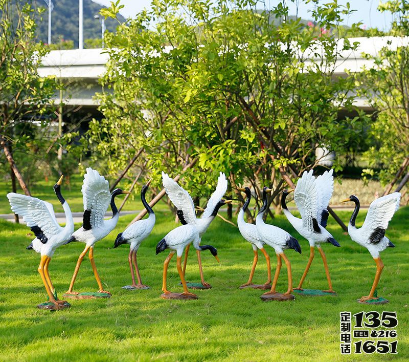 公園草坪玻璃鋼彩繪仿真動物仙鶴雕塑